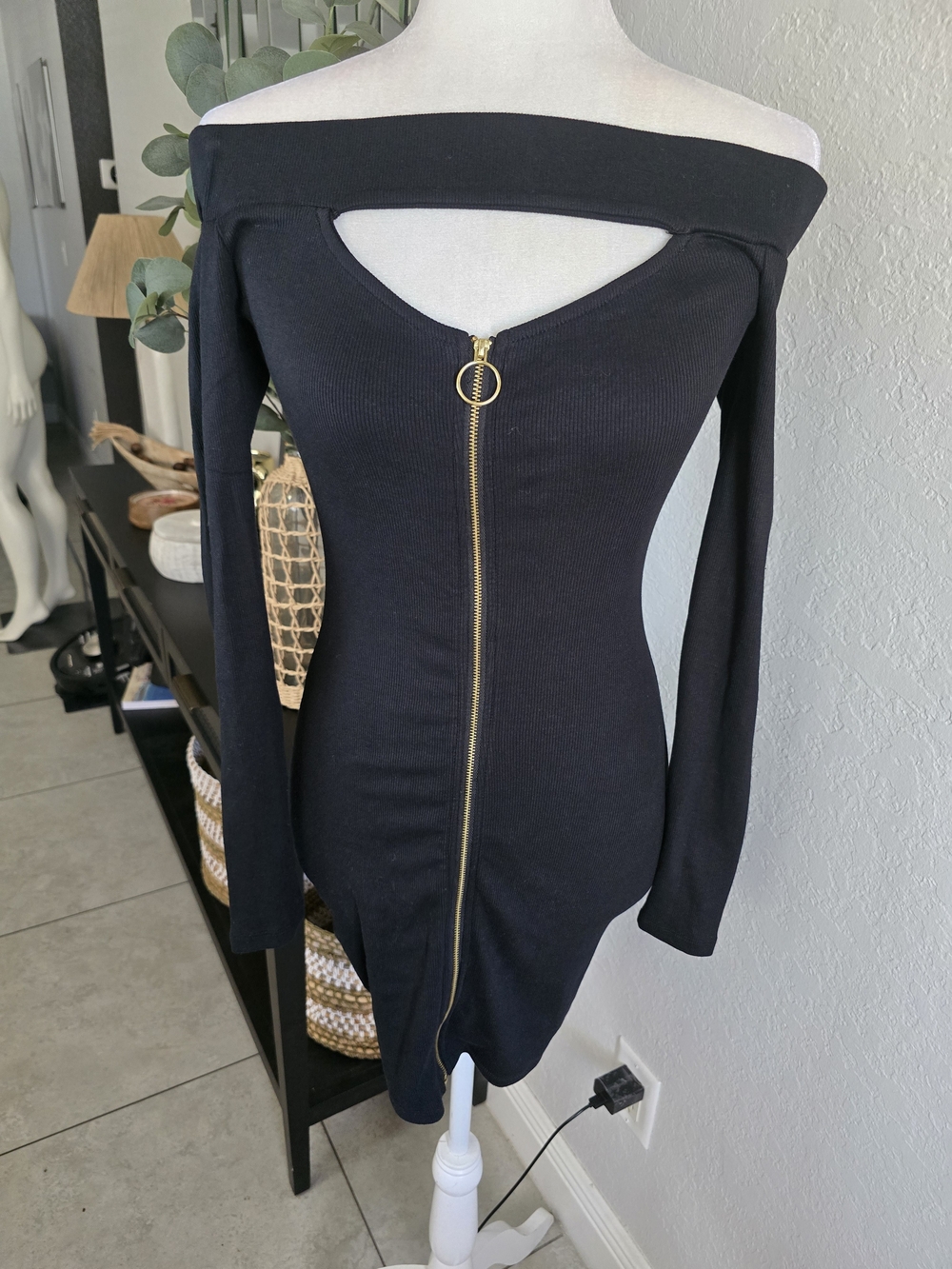 Guess Women’s Black Off The Shoulder Long Sleeve Ribbed Mini Dress S